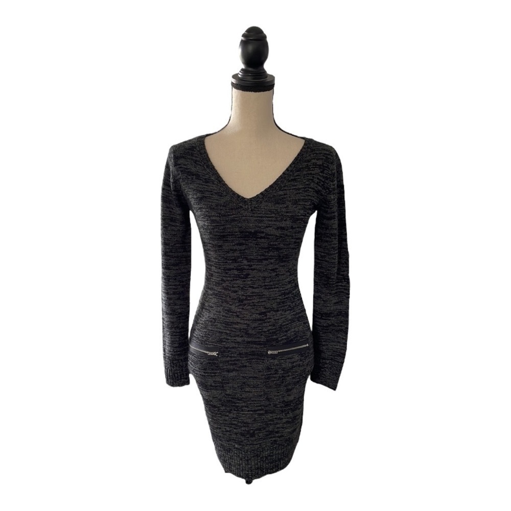 ♥️IZ Byer♥️Long Sleeve V Neck Sweater dress, size (small)